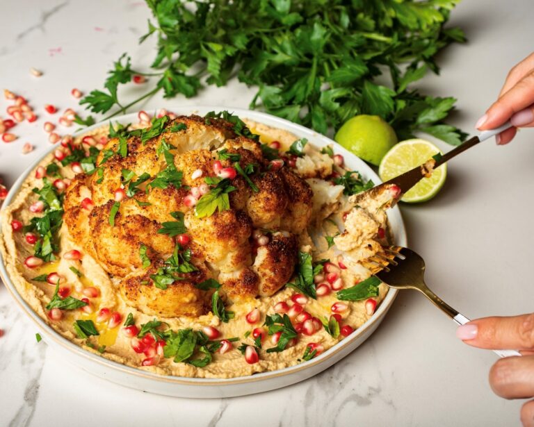 Orkaitėje keptas žiedinis kopūstas su karamelizuotais svogūnais gardintu humusu