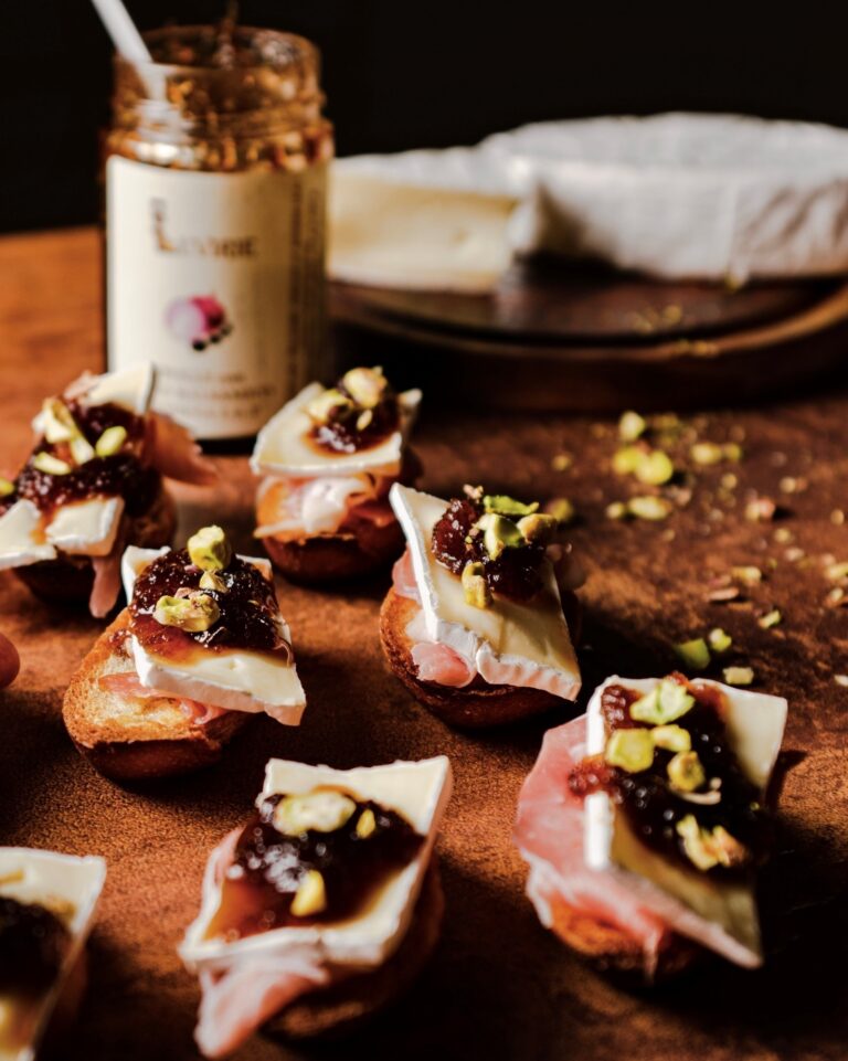 Brusketos su brie sūriu ir karamelizuotų svogūnų užtepėle