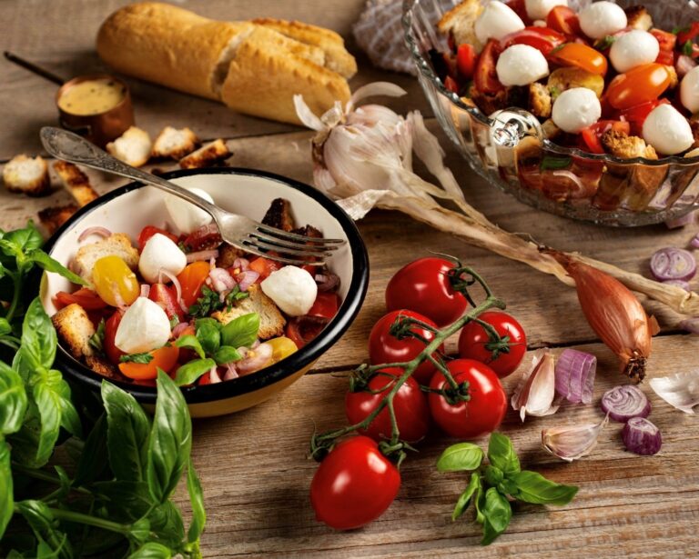 Panzanella salotos skaičiuojančios šimtmečius