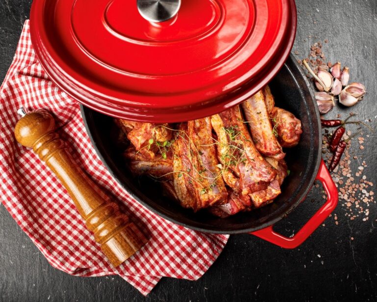 Šonkauliukai troškinti raudono vyno padaže