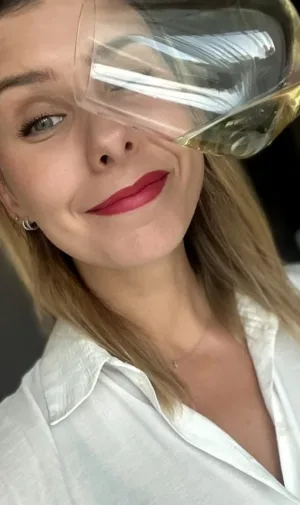 Vyno/šampano degustacija su somelje Julita Liutikaite. 10 asmenų grupei